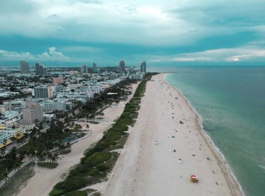 Miami Beach silueti, Florida. Miami Beach şehrinin hava aracından gökyüzü görüntüsü. Gökdelenler ve limanlar. Miami Sahili kıyısı marinalarla kaplı. South Point Park 'tan Miami plaj manzarası