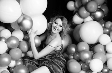 Kutlama partisi zamanı. Tatillerde. Balonlu mutlu bir kadın