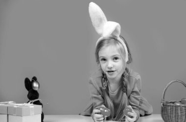 Renkli yumurtalı Paskalya kızı. Bahar festivali konsepti. Tatilde tavşan kulaklı mutlu çocuk