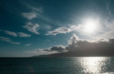 Mavi denizli tropik plaj arka planı. Tatil ya da yaz konseptinde rahatlama
