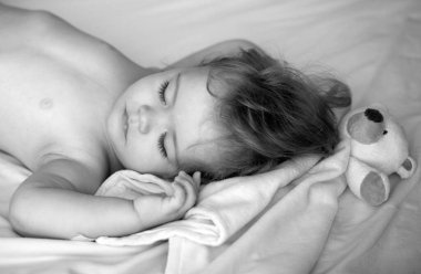 Bebek yatakta uyuyor. Sessiz bir uyku. Sağlıklı çocuklar uyur.