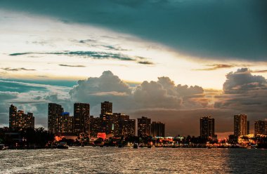 Gece Miami silueti, panoramik görüntü. Miami gecesi şehir merkezinde, Florida 'da