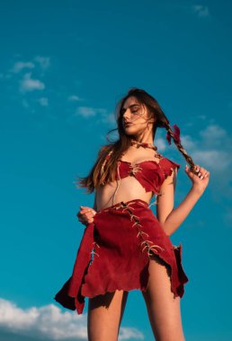 Hippi kız stili. Moda kadını dışarıda poz veriyor. Seksi elbiseli çekici genç kadın yazın tadını çıkarıyor.