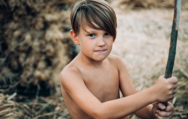 Sarışın çocuk yaprakları ile oynama ve kameraya arıyorum. Satılık tüm sonbahar koleksiyonu, inanılmaz indirimler ve harika bir seçim. Çocuk çocuk giyim sonbahar için tanıtır. Mutlu çocukluk