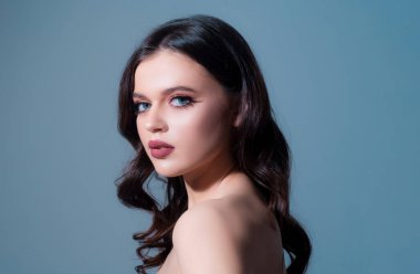 Güzel bir kadın modelin güzel portresi. Temiz ciltli güzel bir genç kız. Çıplak omuzlu bir kadın portresi.