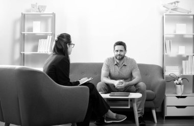 Psikoloji, zihinsel terapi, psikoterapi seansında psikolog. Orta yaşlı adam sorunu terapisi