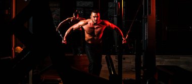 Banner şablonları, kaslı adam, kaslı gövde, karın kası. Güçlü kaslı adam spor salonundaki egzersizleri yukarı itiyor, trisepslerde egzersiz yapıyor. Crossfit, spor ve sağlıklı yaşam tarzı konsepti