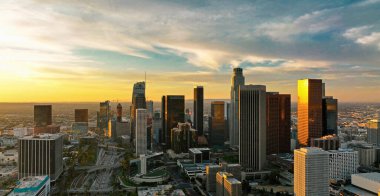 İHA ile Los Angeles hava görüntüsü. Los Angeles Şehir Merkezi Top Aerial View Sinema Dronu