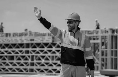 İnşaat alanında kasklı bir miğfer var. Amerikan ahşap ev inşaatı. Amerikan ahşap ev kirişler, ahşap çerçeve yapı, çerçeve yapı