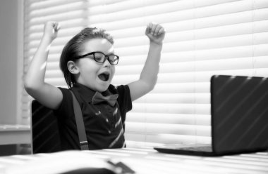 Okula ve evde eğitim görmeye. Derste mutlu bir okul çocuğu. Öğrenci, bilgi gününde sınıfta. Okul zamanı.