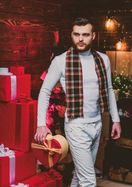 Modern Noel Baba size mutlu Noeller diler. Yakışıklı Noel Baba. Elinde hediye olan seksi bir moda adamı. Aşık bir adam. Chrismtas konsepti