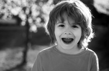 Mutlu çocuk duyguları. Dışarıdaki heyecanlı gülen çocuk. Bahar Parkı