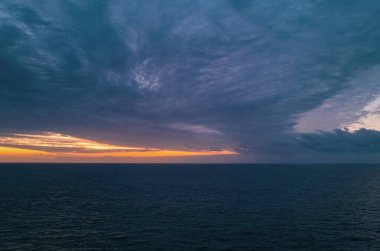 Denizde gün batımı. Sahilde gün doğumu. Renkli okyanus, doğa arkaplanı kopya alanı
