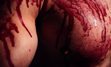 Saldırgan biri. Yaralı asker. Kanlı akıntılı göğüs kasları. Acı ve kazanç. Acı ve sakatlık. Ceset kirlenmiş kan. Mutant konsepti. Psikopat deli adam. Katil vahşi saldırgan adam..