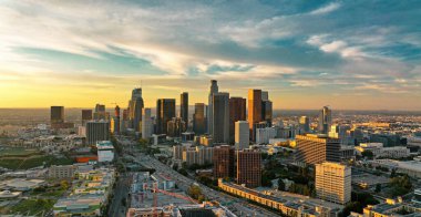 Los Angeles hava görüntüsü, İHA ile uçuyor. Los Angeles hava görüntüsü, İHA ile uçuyor. Los Angels şehir merkezi manzarası