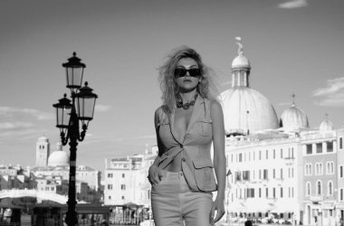 Avrupa 'da Venedik' te poz veren genç ve güzel bir kızın moda kadın portresi. Yaz Venedik, moda sokağı. Yaz boyunca Venedik 'te tatilden zevk alan bir kadın. İtalya, Venedik 'e lüks seyahat