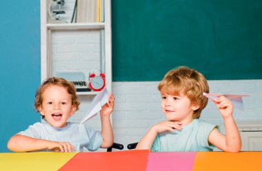 İlkokuldan çocuklar. Sınıfta tahtaya yakın bir çocuk. Mutlu Çocuklar sınıfta tahtada öğreniyor.