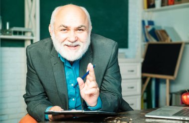 Ders. Teşekkürler öğretmenim. Yaşlı sakallı olgun öğretmen. Akademik başarı doğuştan yetenekli olmaktan çok sıkı çalışmayla ilgilidir. Öğretmenler günü. Chalkboard kopyalama alanı