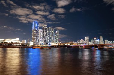 Miami manzarasının gece panoramik fotoğrafı. Bayside Pazarı Miami Şehir Merkezi Venedik Geçidi 'nden MacArthur Geçidi' nin arkasında