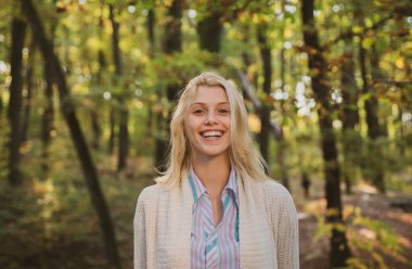 Mutlu genç kadın sonbahar güneşli gün için hazırlanıyor. Kadın mutlu sonbahar. Açık havada yürüyen güzel kadının portresi