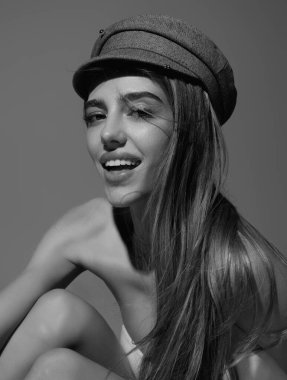 Seksi kadın yüzü. Moda şapkasıyla poz veren şehvetli genç bir kadın. Güzel seksi model. Güzel kadın yüzü. Şehvetli kız, seksi model portresi. Doğal güzellik.