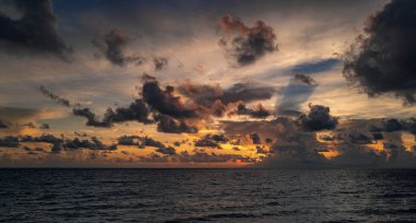 Karanlık fırtına arka planda. Dramatik kara bulutlar gökyüzü. Karanlık bulutlu tropikal gökyüzü günbatımı deniz zemininde. Fırtınalı bulutlu gökyüzü