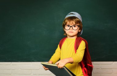 Okul çocuğu ya da okul öncesi öğrenmek. Büyük bir çalışma başarısı. Blackboard arka plan - kopya alanı. Öğrenme kavramı.