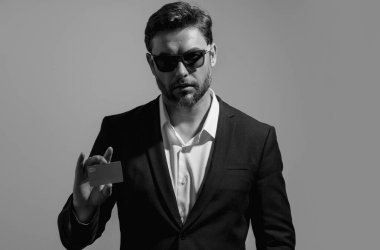 Kredi kartı ekstrelerini gözden geçirecek bir adam. İnternetten kredi kartı alımları. Kredi kartı geçmişi olan, ödeme yapan bir adam. Banka kartı teklifleri. Para ve bütçe. Kişisel finans