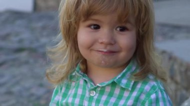 Tatlı bir bebek dondurma yer. Çocuklara dondurma yiyen aç küçük bir çocuk. Bebek tatlıları. Dondurma yiyen küçük bir bebek. Küçük bir bebek yemeğini yiyor. Yiyeceği olan çocuğun yakın plan portresi