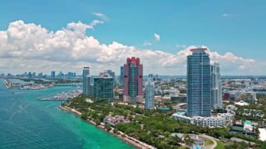 Güneşli bir günde Miami Sahili 'nin havadan çekilmiş görüntüleri. Miami Plajı, harika gökdelenler ve binalar manzarası. Miami Beach Panorama Manzarası, Güney Sahili, Florida, ABD