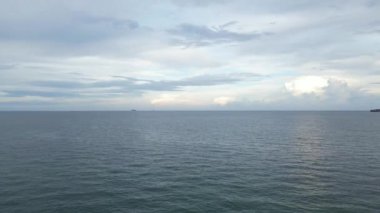 Miami sahilindeki hava manzarası. Cennet. South Pointe Parkı ve Pier. İHA 'dan Güney Miami Plajı' nın üst görüntüsü. Okyanus yolu, Collins Bulvarı