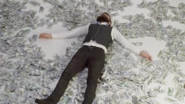 Sakallı adam para banknotları içinde yatıyor. Para geçmişi olan bir iş adamı. İşadamı bir yığın parayı israf ediyor, kumarhane piyangosunu kazanıyor, 100 dolar kazanıyor. Para ve zengin konsept