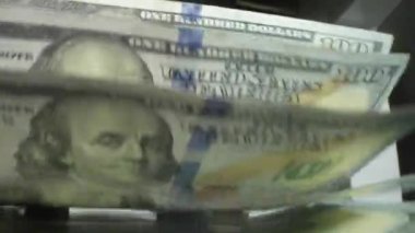 Kapatma para sayma makinesi dolar sayıyor. Ağır para sayma makinesi 100 dolarlık banknotları sayıyor. Para sayma makinesi. Finans bankacılığı kredi mevduat nakit