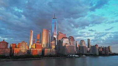 New York 'ta bulut, dramatik gökyüzü ile New York City Skyline. Amerikan Kentsel Gökdelenleri dramatik bulutların yakınında. New York City silueti, New York 'taki Manhattan şehri. Manhattan 'da hava manzarası. ABD