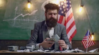 Para sayma konsepti. Amerikan dolarlarını sayıyorum. Komik retro adam ve kadın banknotları sayıyor. Zengin İşadamı dolar sayıyor. Nakit paradan tasarruf edersin. 100 dolar.