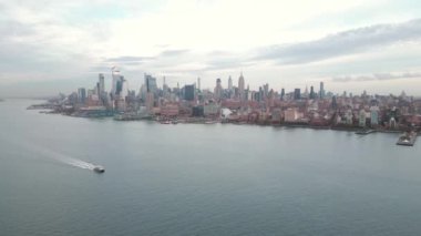 İnsansız hava aracından Manhattan silueti. Hudson nehrinin üzerinde Manhattan. Manhattan şehir manzarası, hava manzarası. Manhattan şehir merkezi gökdelenleri ile gökyüzü
