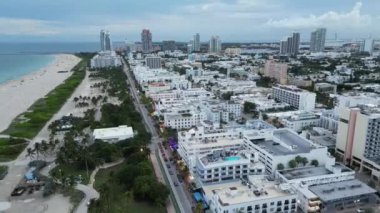 Miami Sahili, Skyline ve Ocean. İHA 'dan Miami Plajı' nın tropikal cennet videosu. Miami South Beach Havacılık Panoraması. Florida 'da turizm merkezi oteller ve okyanus