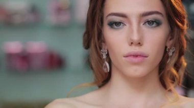 Makyaj sanatçısı göz farı sürüyor. Makyajcı kız. Göz farı makyajı. Makyaj modeli olan bir makyöz. Genç, güzel bir kızın makyaj malzemelerini boyamak. Güzellik Salonu