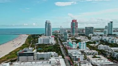 Kentsel gökdelenleri olan Miami City gökdelenleri. Miami City, Florida gökdelenleri olan gökyüzü manzarası. Miami Plajı 'ndaki gökdelenler. Miami Skyline