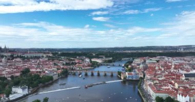 Prag Kalesi 'nin panoramik hava manzarası, hava şehri. Prag 'ın şehir manzarası, şehrin üst manzarası üzerinde uçuş. Vltava Nehri. Prag 'ın Prag Cumhuriyeti' ndeki mimari ve köprü manzarası