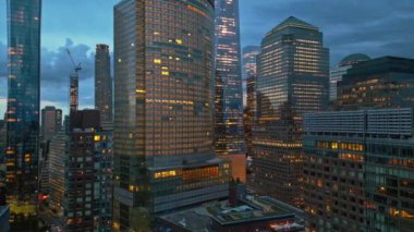 Geceleri New York City Skyline 'da. Amerikan Kentsel Gökdelenleri dramatik gece bulutlarına yakın. New York City silueti, ABD 'de Manhattan şehri manzarası. Manhattan 'da gece panoramik manzara