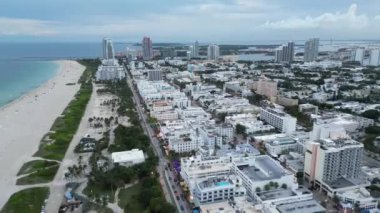 Miami Plajı 'nda okyanus yolculuğu, hava manzarası. Miami Sahili 'nin havadan görüntüsü. Güney Sahili, Miami Sahili. Florida mı? Haulover Parkı. Şehir merkezinde mavi bulutlu gökdelenlerin hava manzarası