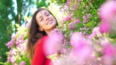 Çiçek parkında poz veren seksi kadın. Bahar çiçeğinin yanında tasasız seksi manken. Bahar parkında pembe çiçekli güzel bir kız. Bahar bahçesinde romantik bir model.