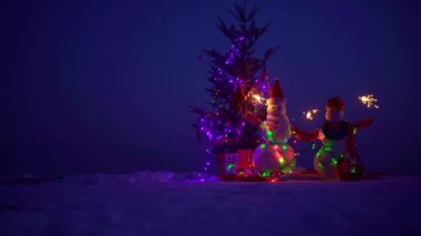 Mutlu Noeller ve mutlu yıllar. Gece kışında kardan adam. Karlı bir kış gecesinde kardan adam. Işıklı Kardan Adam Noel 'i. Geceleri kardan adam figürleri. Geceleri parlayan kardan adam