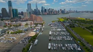 Kentsel gökdelenleri ve yatları olan New York City gökdelenleri. New York City silueti, ABD 'de Manhattan şehri manzarası. Manhattan 'da panoramik manzara. New York Limanı