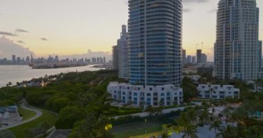 Miami Beach, South Beach, Florida 'nın gece hava aracı manzarası. Miami South Beach 'teki lüks bir tatil köyünün sinematik videosu. Güneşli bir günde Miami Plajı, hava manzaralı. Miami şehir merkezi.