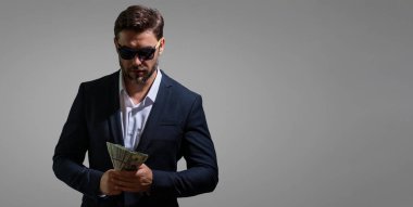 Nakit parası olan bir iş adamı, banknotlar.