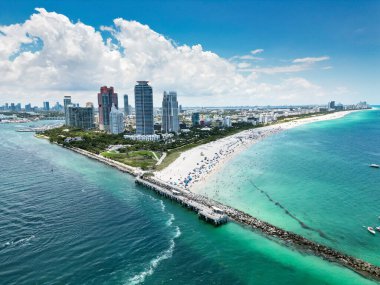 Florida, ABD 'den Miami Beach sahnesi. Miami sahili. Miami Plajı ve şehir manzarasının havadan görüntüsü. Miami sahilinin kıyı şeridi, hava manzaralı. Ünlü Amerikan simgeleri