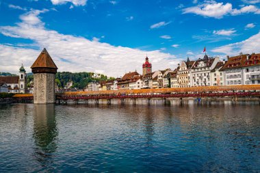 Lucern City 'de ünlü Chapel Köprüsü var. İsviçre, Lucerne 'de nehir kenarı. Lucerne şehir manzarası. Lucerne Kantonu. Lucern İsviçre. Lucerne 'nin tarihi şehir merkezinde göllü gün doğumu