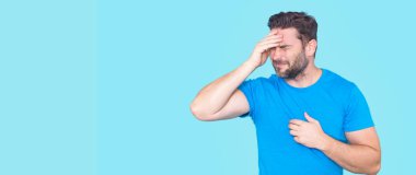 Endişeli ve endişeli bir adam. Endişeli Adam sıkıntılar, endişe, hayal kırıklığı ve duygusal stres yaşıyor. Stres hisseden endişeli bir adam. Endişeli ifade. Adam yatak sorununu çözmeyi düşünüyor.